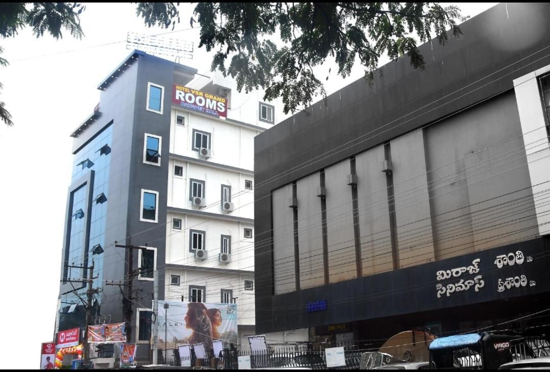 Hotel Vsr Grand Vijayawāda Exteriör bild