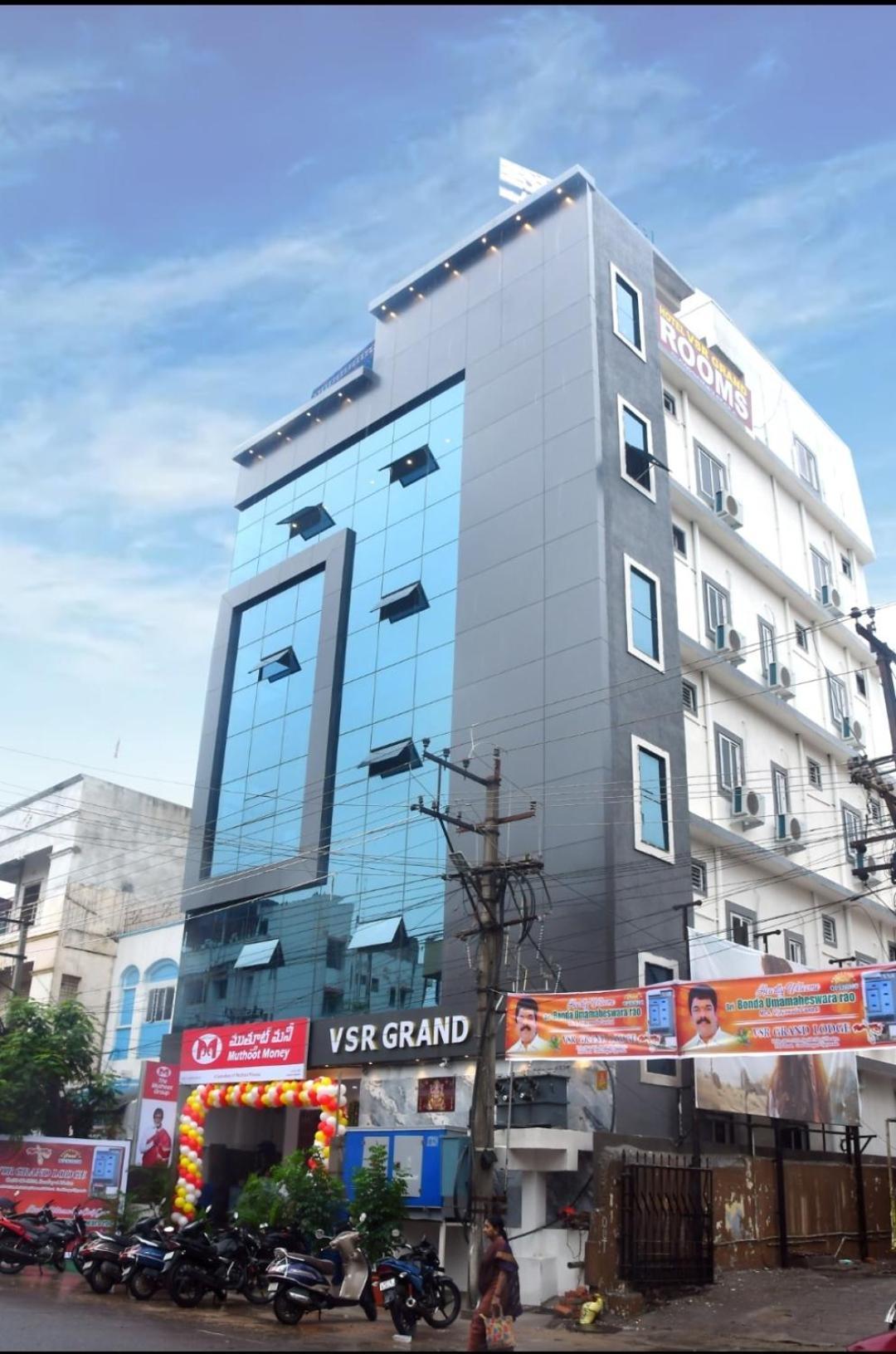 Hotel Vsr Grand Vijayawāda Exteriör bild